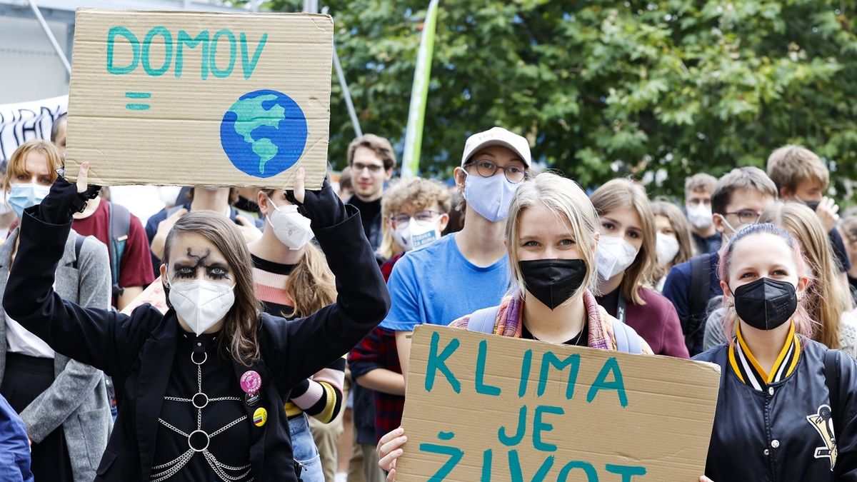 FOTO: Pražští studenti se přidali k demonstracím za klima